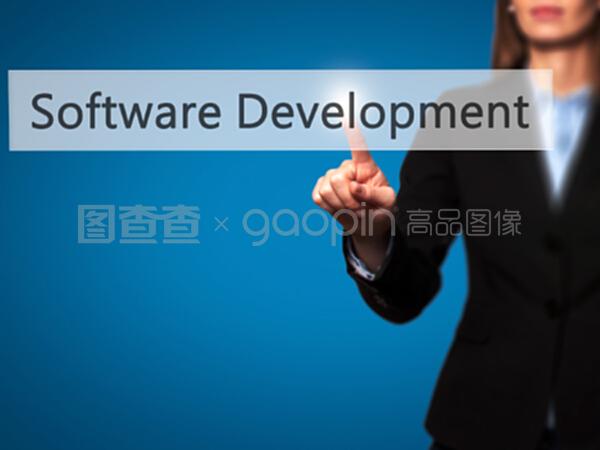 指尖商机 女商人按下技术按钮，开启软件开发与销售新篇章